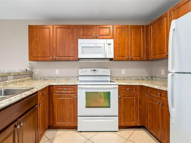 Дом в аренду по адресу 330 SW 2nd Ave 12 - фото 7462195