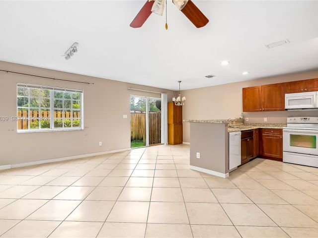 Дом в аренду по адресу 330 SW 2nd Ave 12 - фото 7462196