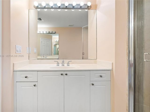 Дом в аренду по адресу 330 SW 2nd Ave 12 - фото 7462200