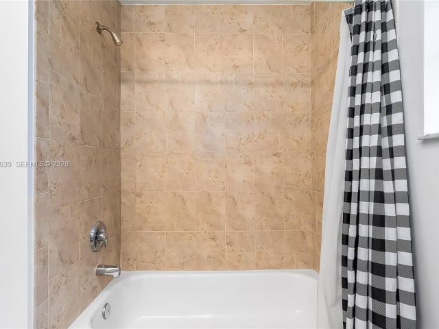 Дом в аренду по адресу 330 SW 2nd Ave 12 - фото 7462207