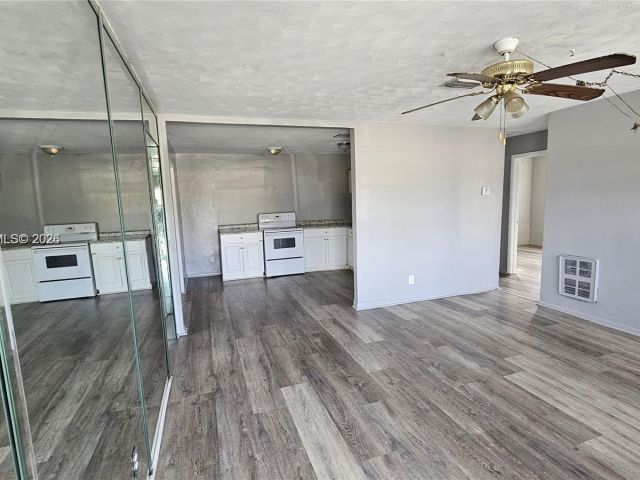 Дом в аренду по адресу 374 NW 31st Ave - фото 7478528