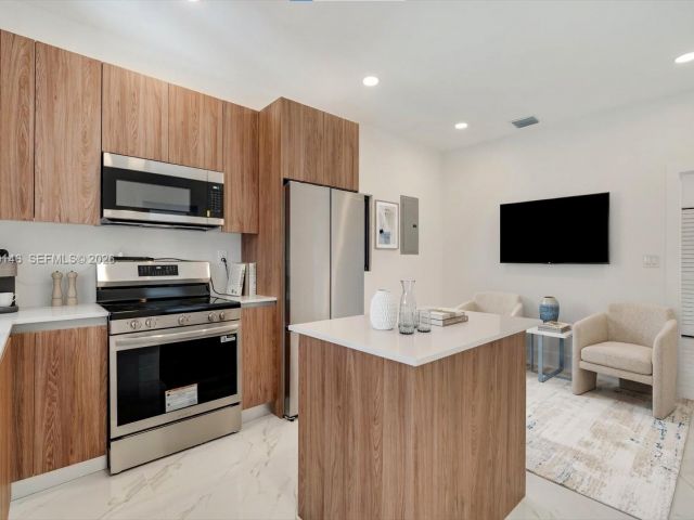 Продажа дома по адресу 5511 NW 4th Ave - фото 7509127