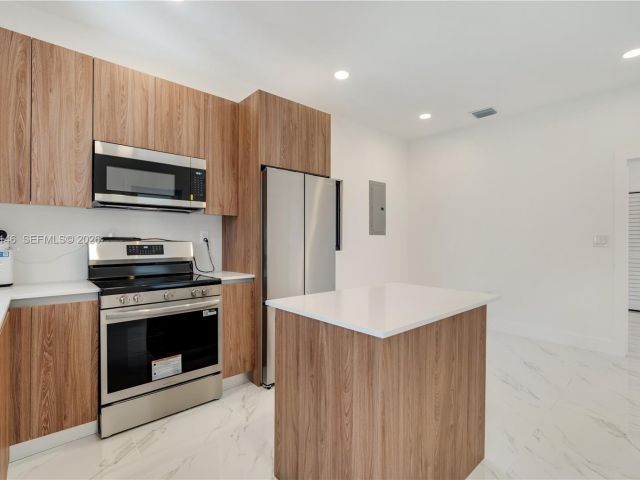 Продажа дома по адресу 5511 NW 4th Ave - фото 7509128