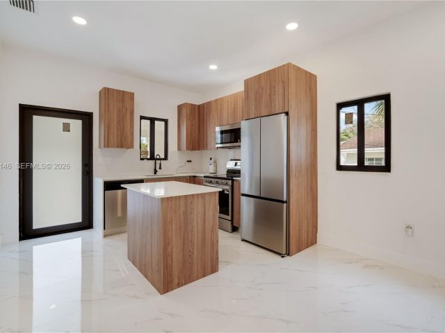 Продажа дома по адресу 5511 NW 4th Ave - фото 7509129