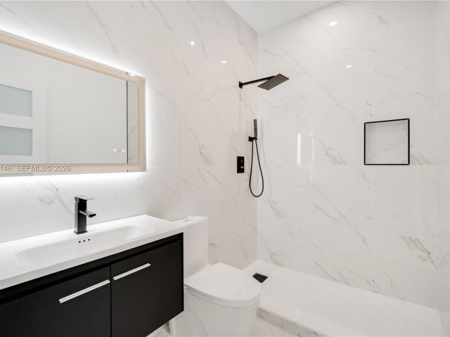 Продажа дома по адресу 5511 NW 4th Ave - фото 7509134