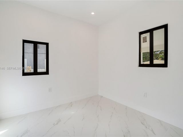 Продажа дома по адресу 5511 NW 4th Ave - фото 7509135