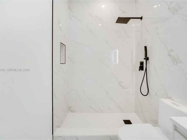 Продажа дома по адресу 5511 NW 4th Ave - фото 7509137