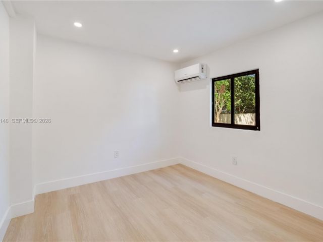 Продажа дома по адресу 5511 NW 4th Ave - фото 7509143