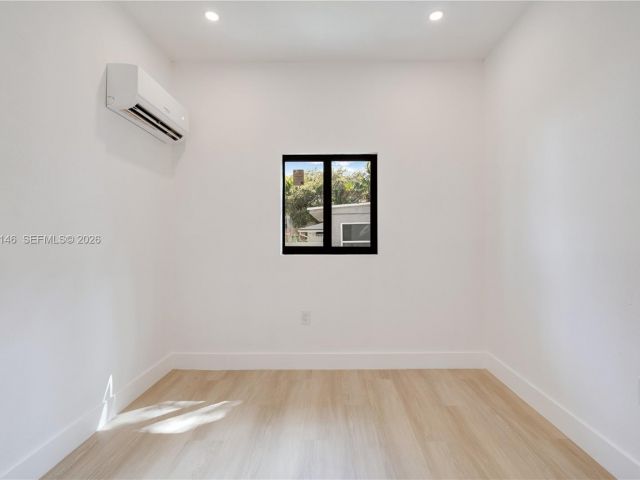 Продажа дома по адресу 5511 NW 4th Ave - фото 7509144