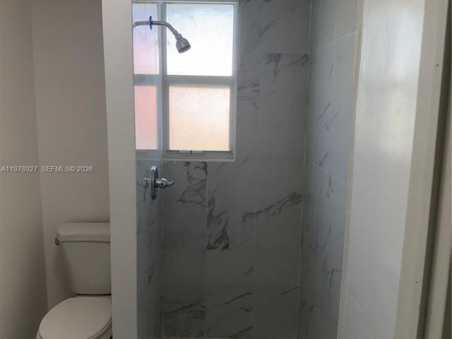 Продажа дома по адресу 911 NW 45th St - фото 7517773