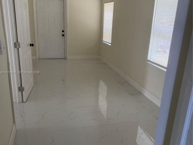 Продажа дома по адресу 911 NW 45th St - фото 7517775