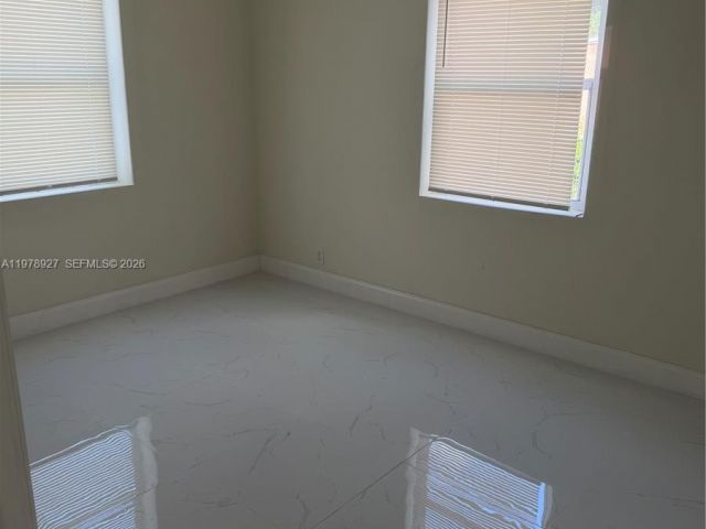 Продажа дома по адресу 911 NW 45th St - фото 7517776