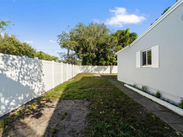 Дом в аренду по адресу 201 NE 169th St 201 - фото 7481020