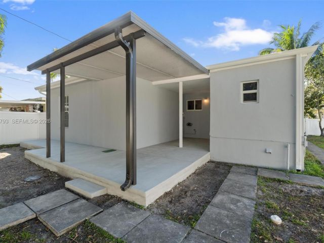 Дом в аренду по адресу 201 NE 169th St 201 - фото 7481024