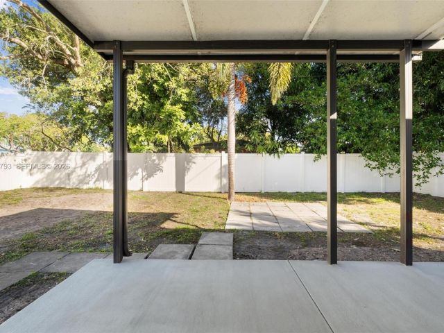 Дом в аренду по адресу 201 NE 169th St 201 - фото 7481025