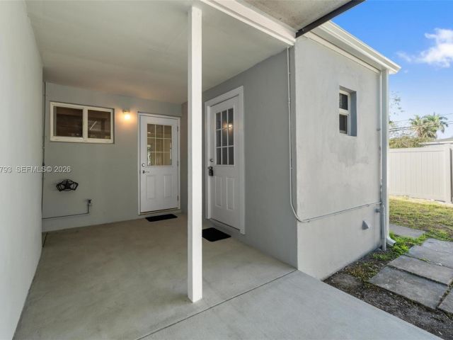 Дом в аренду по адресу 201 NE 169th St 201 - фото 7481026