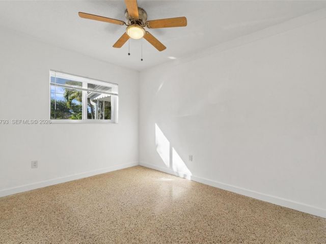 Дом в аренду по адресу 201 NE 169th St 201 - фото 7481029