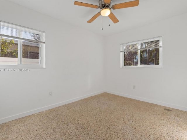 Дом в аренду по адресу 201 NE 169th St 201 - фото 7481031