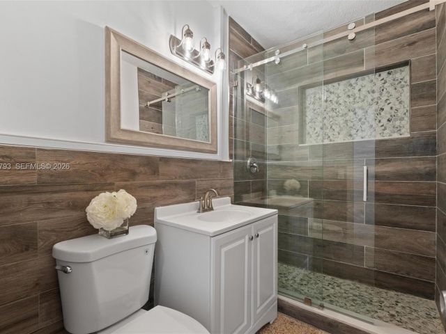 Дом в аренду по адресу 201 NE 169th St 201 - фото 7481032