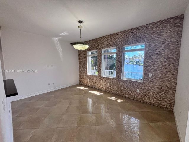 Дом в аренду по адресу 21009 NE 31st Ave 0 - фото 7515185