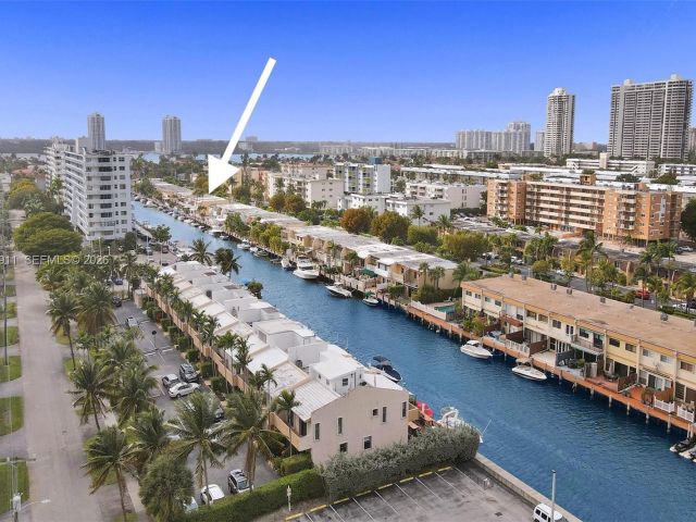 Дом в аренду по адресу 3648 NE 167th St 27 - фото 7480974