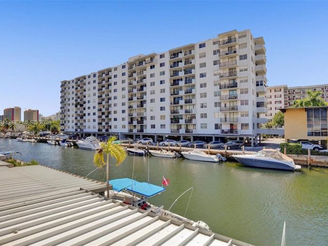 Дом в аренду по адресу 3648 NE 167th St 27 - фото 7480975