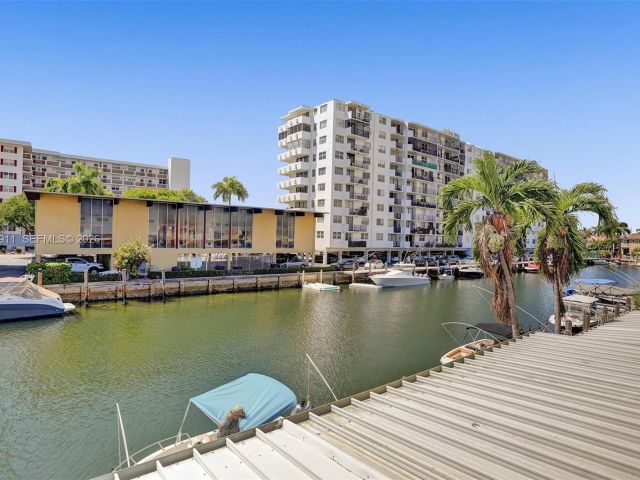 Дом в аренду по адресу 3648 NE 167th St 27 - фото 7480976