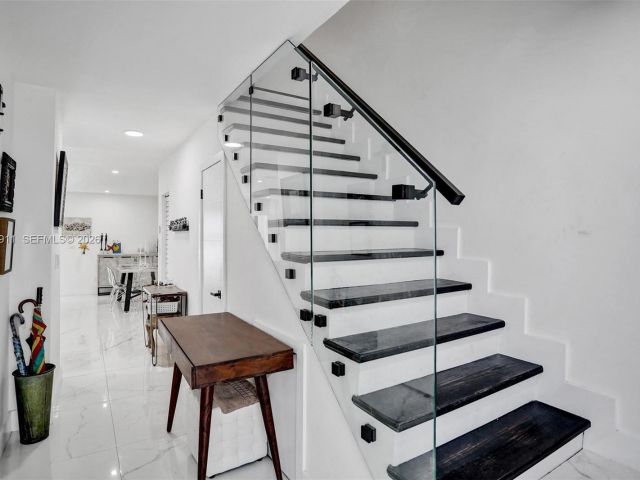 Дом в аренду по адресу 3648 NE 167th St 27 - фото 7480977