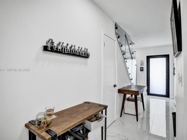 Дом в аренду по адресу 3648 NE 167th St 27 - фото 7480979