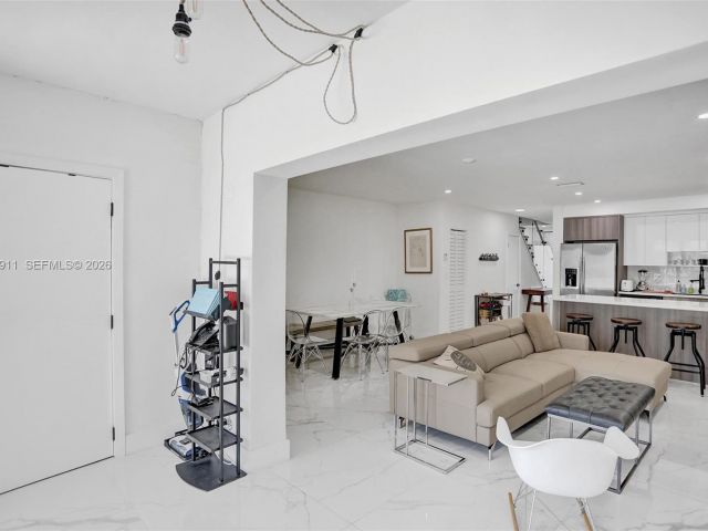 Дом в аренду по адресу 3648 NE 167th St 27 - фото 7480980