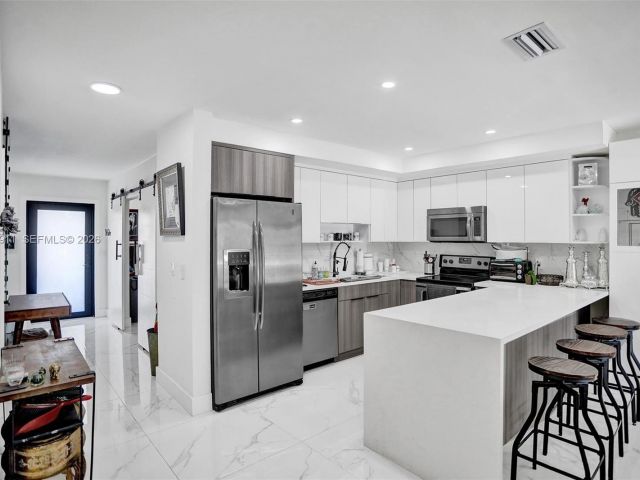 Дом в аренду по адресу 3648 NE 167th St 27 - фото 7480981