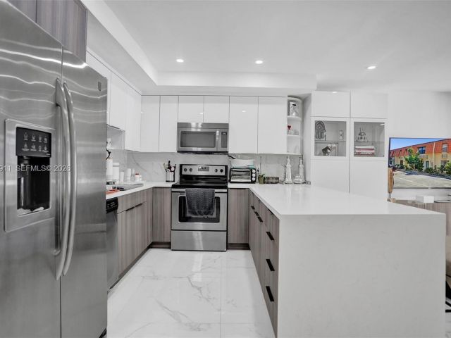 Дом в аренду по адресу 3648 NE 167th St 27 - фото 7480982