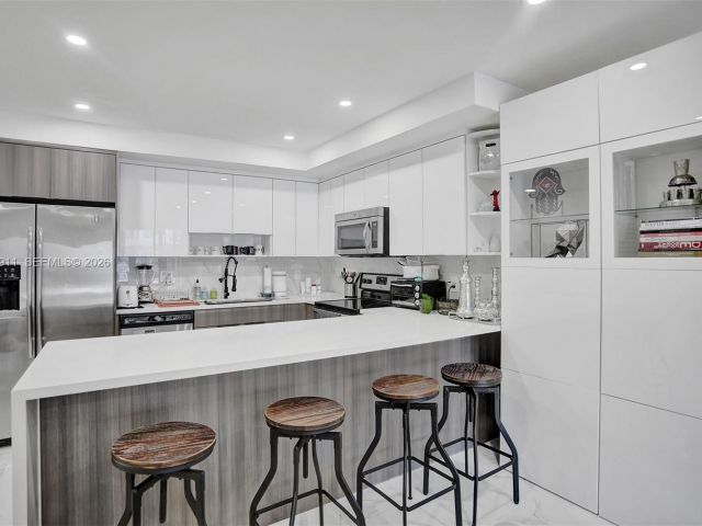 Дом в аренду по адресу 3648 NE 167th St 27 - фото 7480983