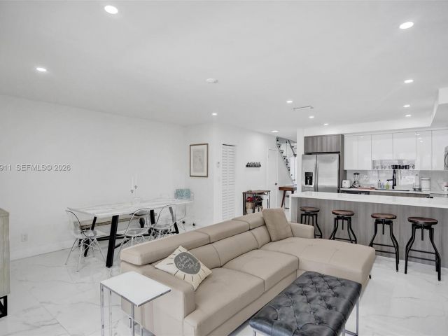 Дом в аренду по адресу 3648 NE 167th St 27 - фото 7480984