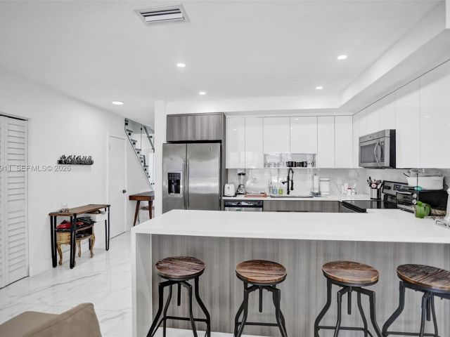 Дом в аренду по адресу 3648 NE 167th St 27 - фото 7480985