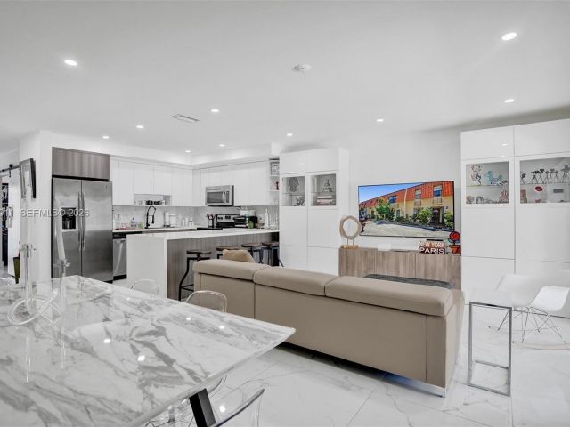 Дом в аренду по адресу 3648 NE 167th St 27 - фото 7480986