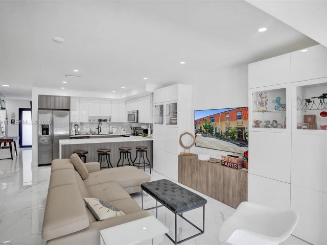 Дом в аренду по адресу 3648 NE 167th St 27 - фото 7480987