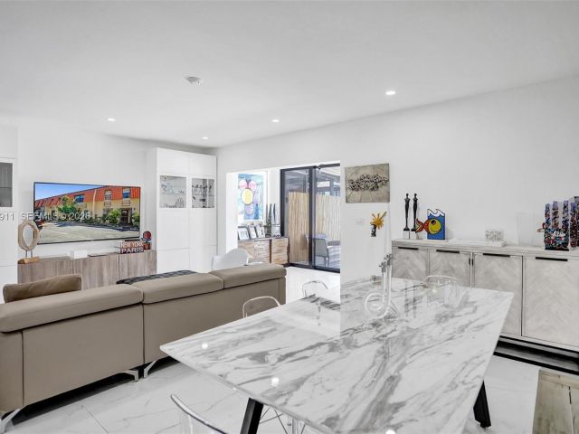 Дом в аренду по адресу 3648 NE 167th St 27 - фото 7480988