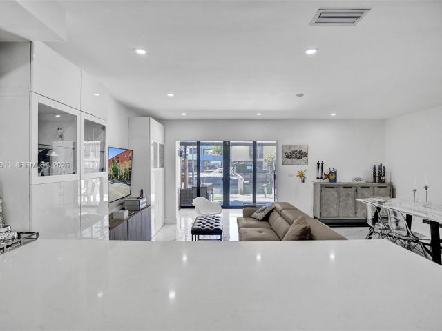 Дом в аренду по адресу 3648 NE 167th St 27 - фото 7480989