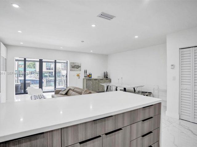 Дом в аренду по адресу 3648 NE 167th St 27 - фото 7480990