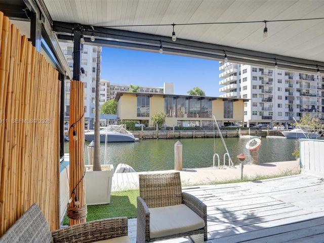 Дом в аренду по адресу 3648 NE 167th St 27 - фото 7480991