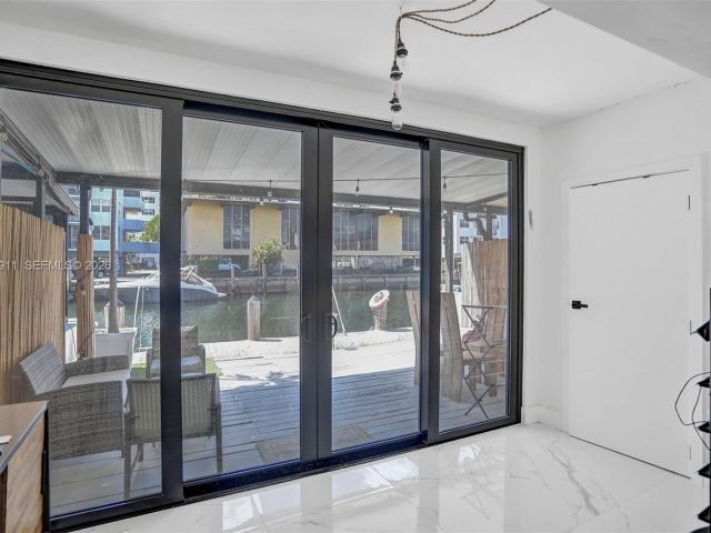 Дом в аренду по адресу 3648 NE 167th St 27 - фото 7480993