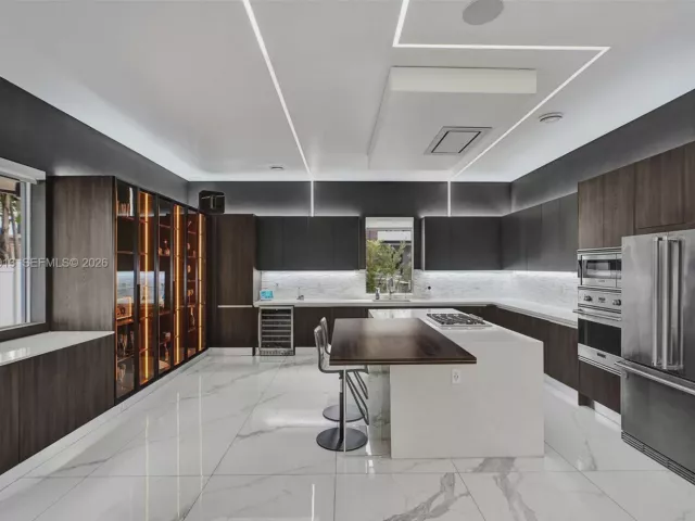 Дом в аренду по адресу 10223 NW 75th Ter . - фото 7541534