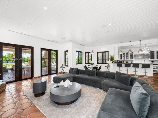 Продажа дома по адресу 1201 NE 83rd St - фото 7532761