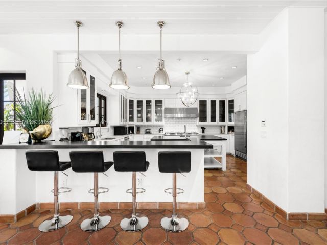 Продажа дома по адресу 1201 NE 83rd St - фото 7532762