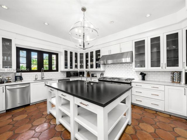 Продажа дома по адресу 1201 NE 83rd St - фото 7532763