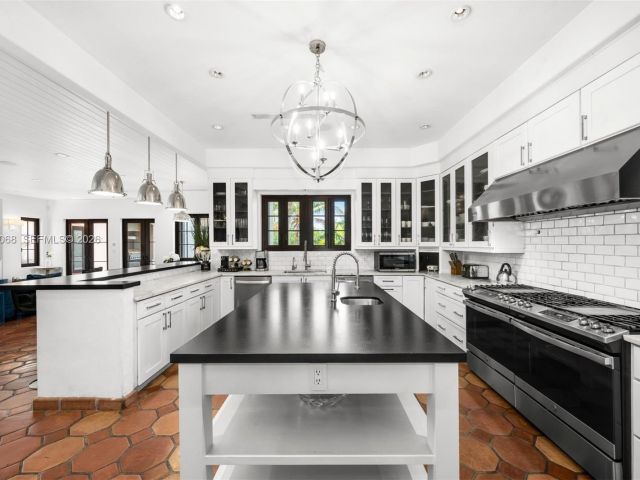 Продажа дома по адресу 1201 NE 83rd St - фото 7532764