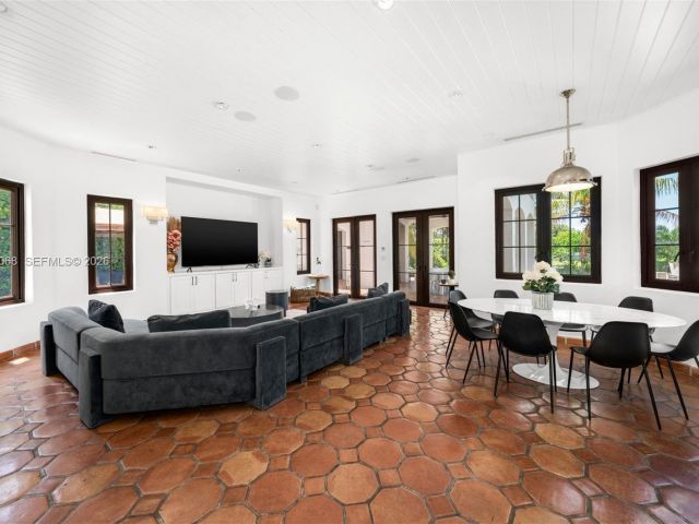 Продажа дома по адресу 1201 NE 83rd St - фото 7532765