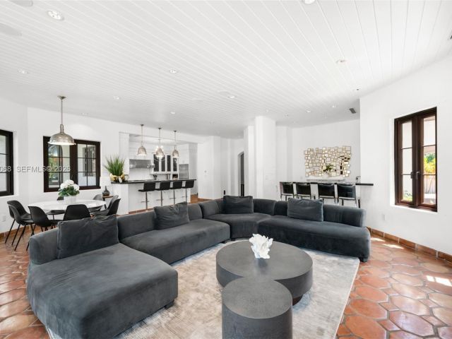 Продажа дома по адресу 1201 NE 83rd St - фото 7532766