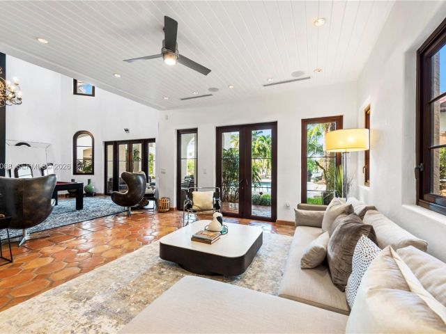 Продажа дома по адресу 1201 NE 83rd St - фото 7532770